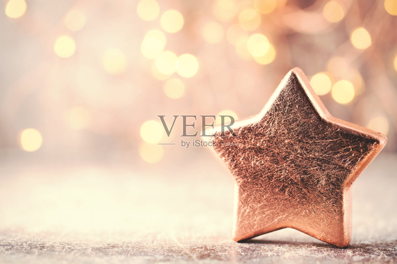 圣诞节青铜装饰。假日装饰青铜在散景背景。照片摄影图片