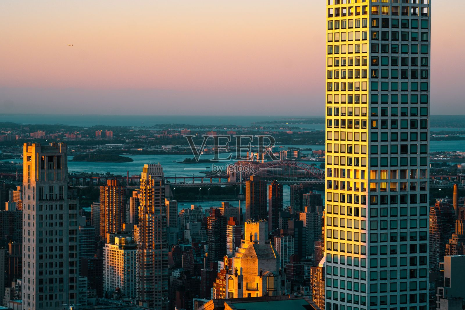 日落时分，亿万富翁们从洛克菲勒大厦一路望到哈莱姆皇后区照片摄影图片