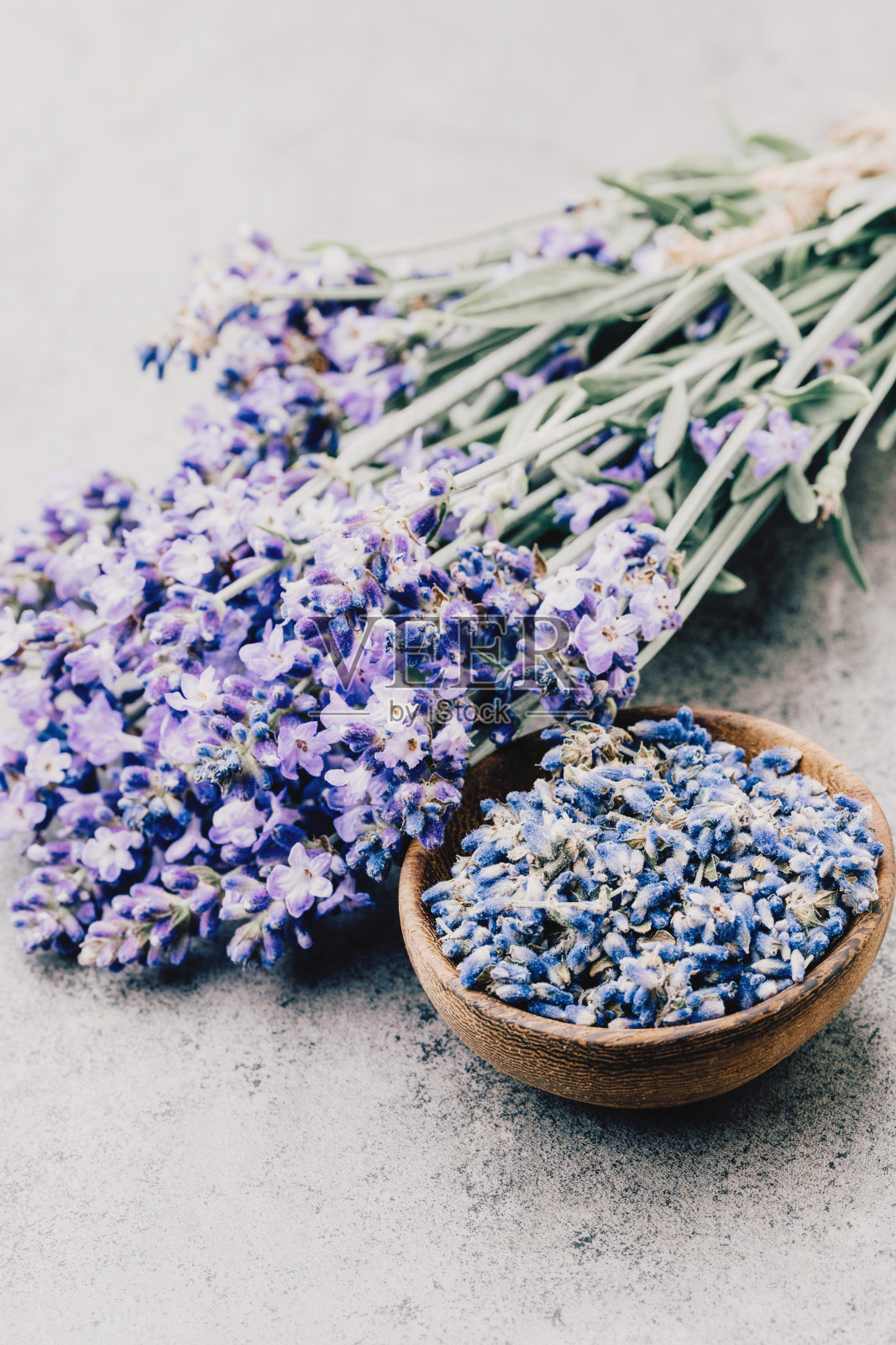 薰衣草花，花束在乡村背景，头顶。照片摄影图片