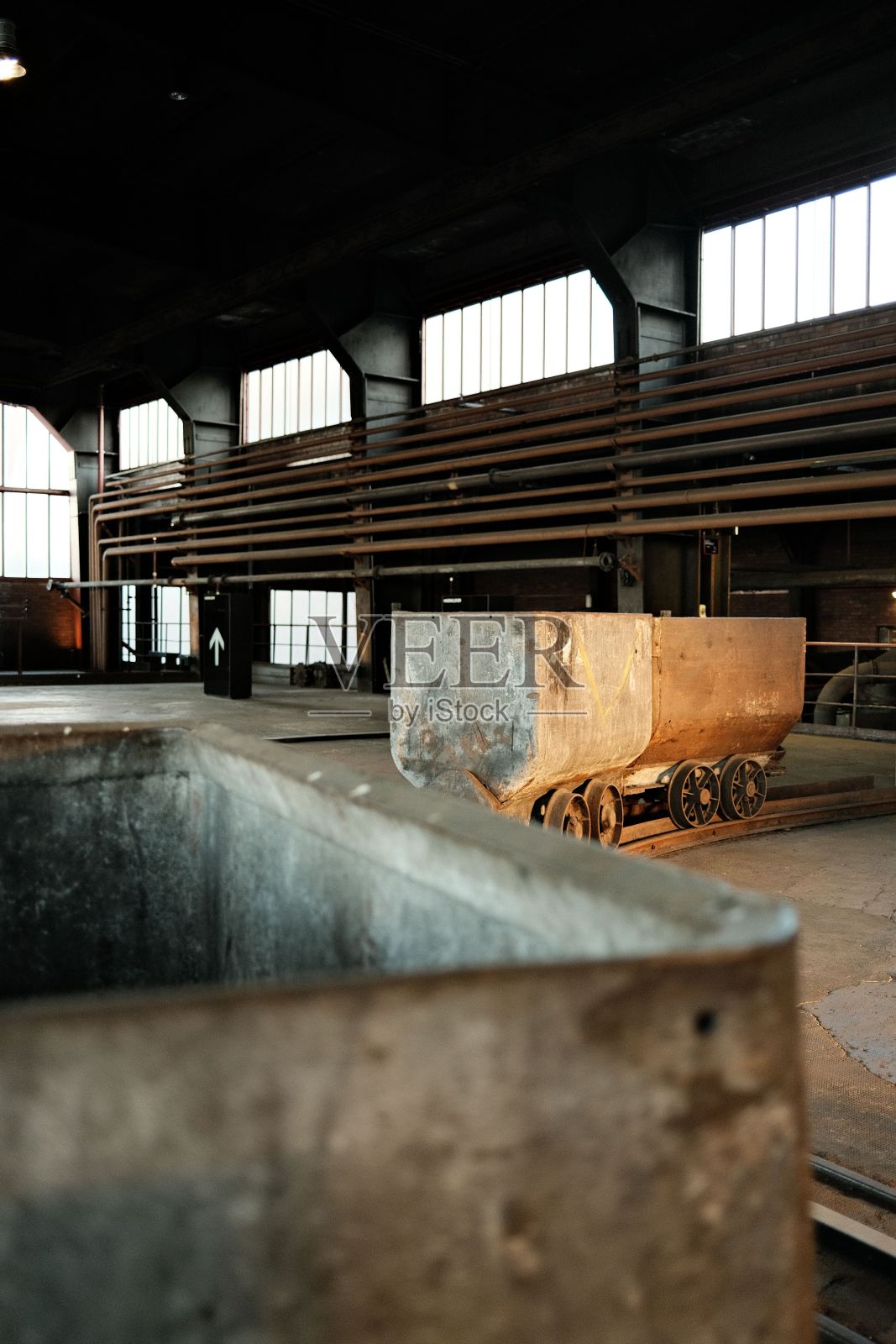 德国鲁尔地区，一辆在夕阳下的运煤卡车的细节照片摄影图片