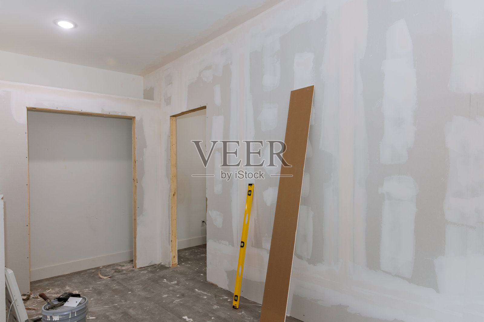 作为新建房屋建设的一部分，抹灰和干墙已经完成，现在准备粉刷照片摄影图片