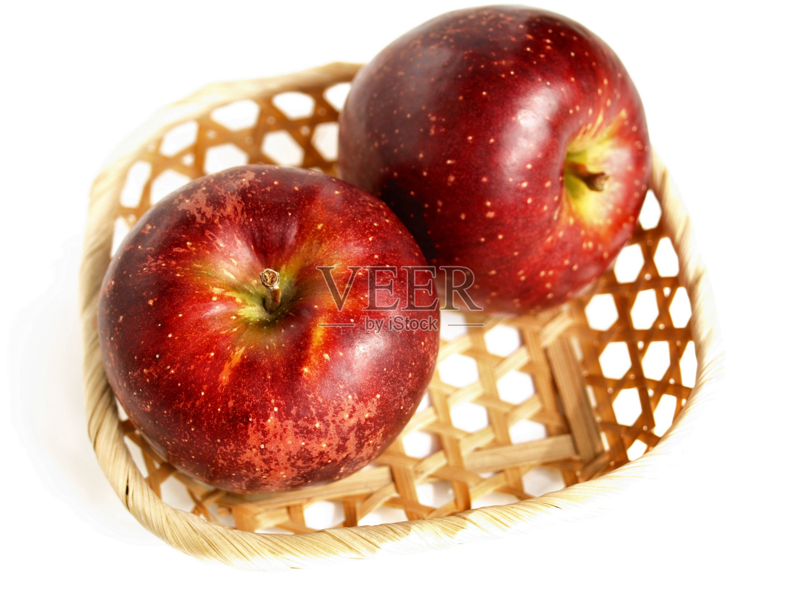 篮子里的日本苹果。照片摄影图片