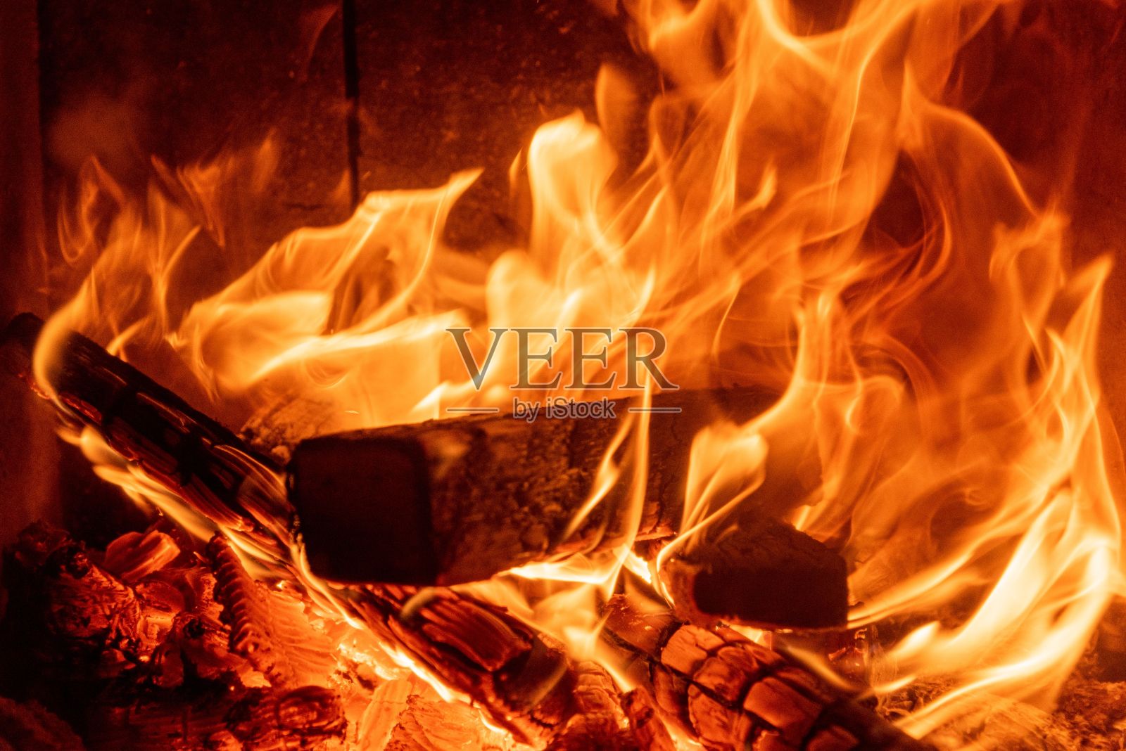 近距离拍摄的木柴收集在火和燃烧在火焰照片摄影图片