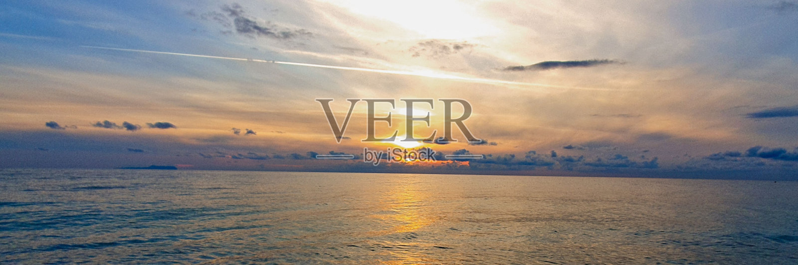 日落时大海的全景照片照片摄影图片