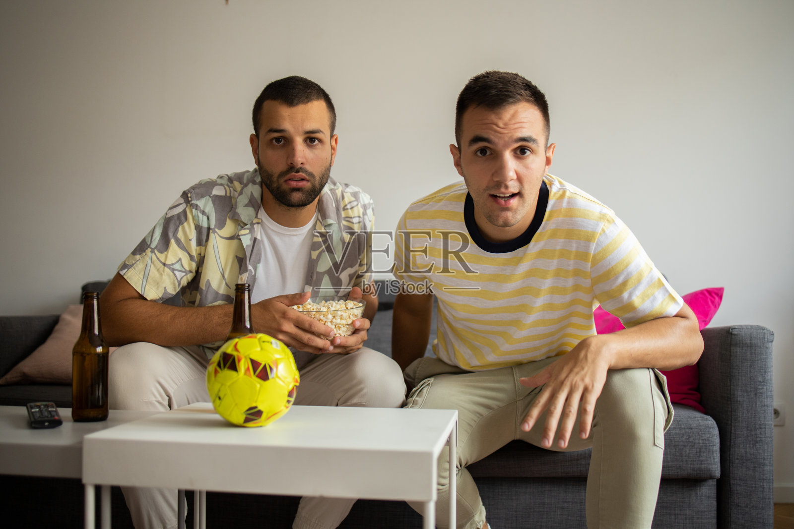 朋友们一起在家里看电视照片摄影图片