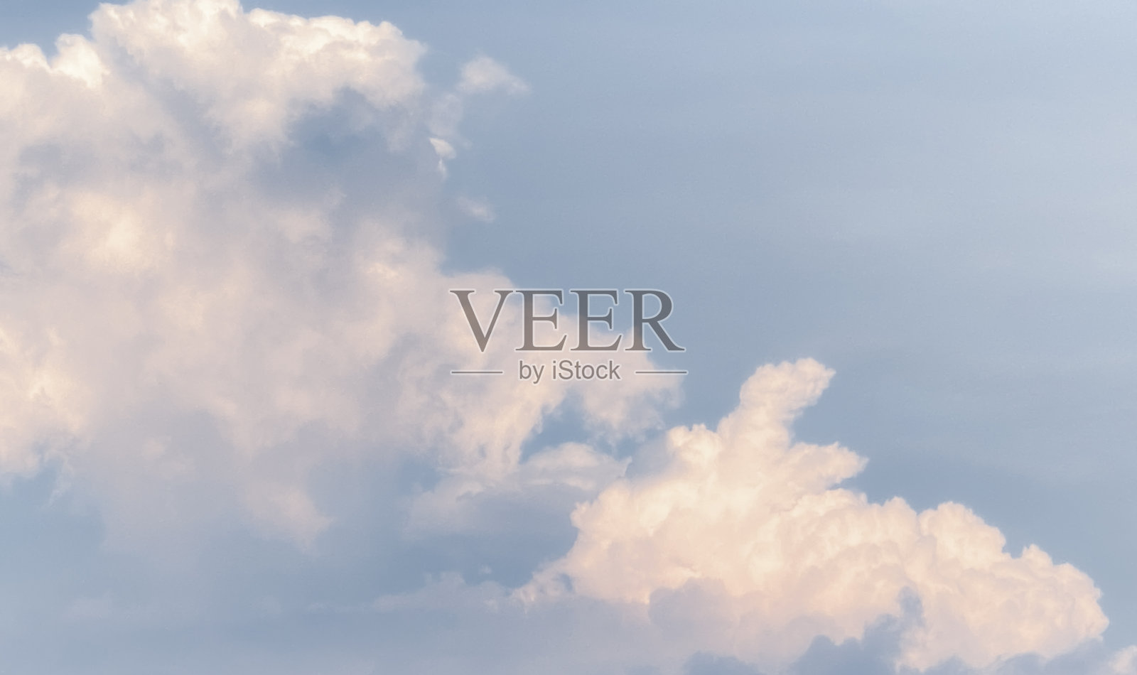 抽象的云背景，美丽的自然条纹的天空和云。 美丽的自然景观。照片摄影图片