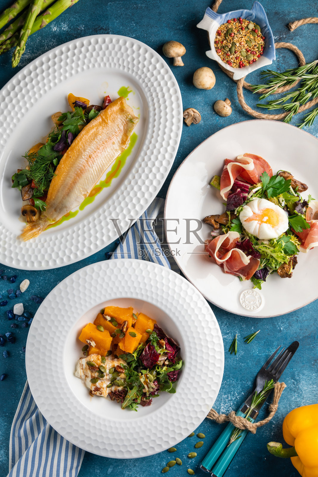 烤蔬菜配酸奶酱，配沙拉，新鲜可口。照片摄影图片