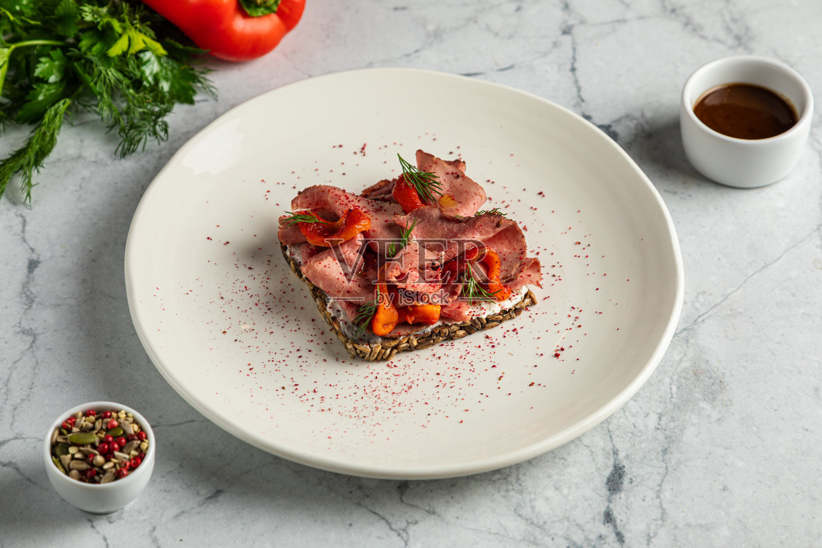 土豆球放在白色盘子里。烤鸡柳，烤柠檬片，番茄，照片摄影图片