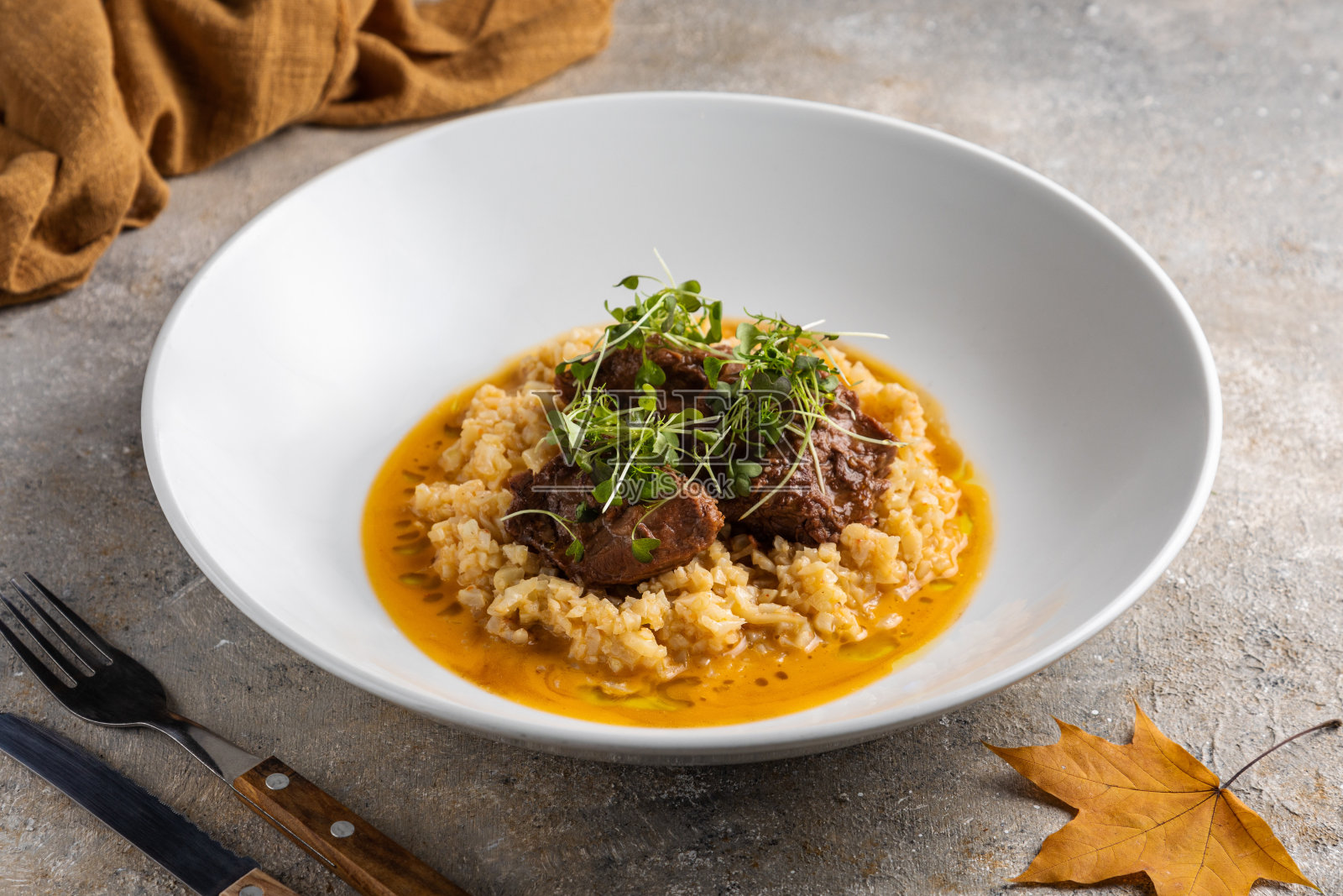 传统的意大利烩牛腿，烩牛腿配上牛膝和蔬菜照片摄影图片