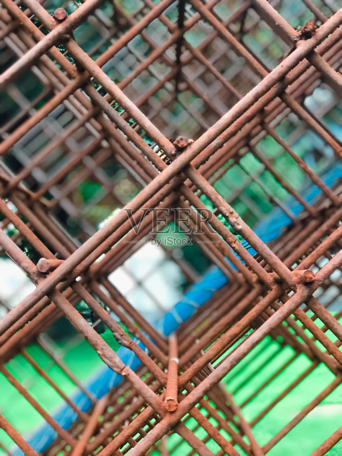 瑞士巴德拉格斯公园里乡村金属结构的垂直拍摄照片摄影图片