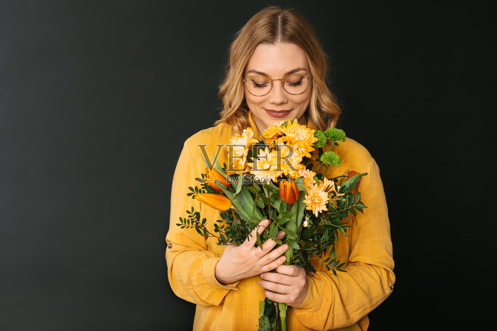 闻着一束花照片摄影图片