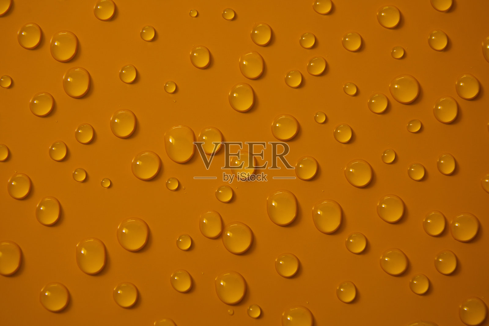 抽象水滴在橙青铜背景，宏观，气泡接近照片摄影图片