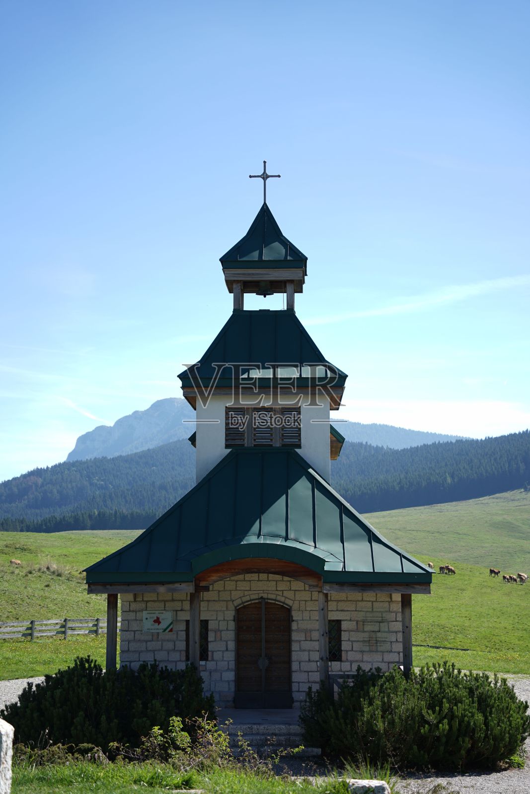 在一个阳光明媚的日子里，垂直拍摄圣齐塔教堂照片摄影图片