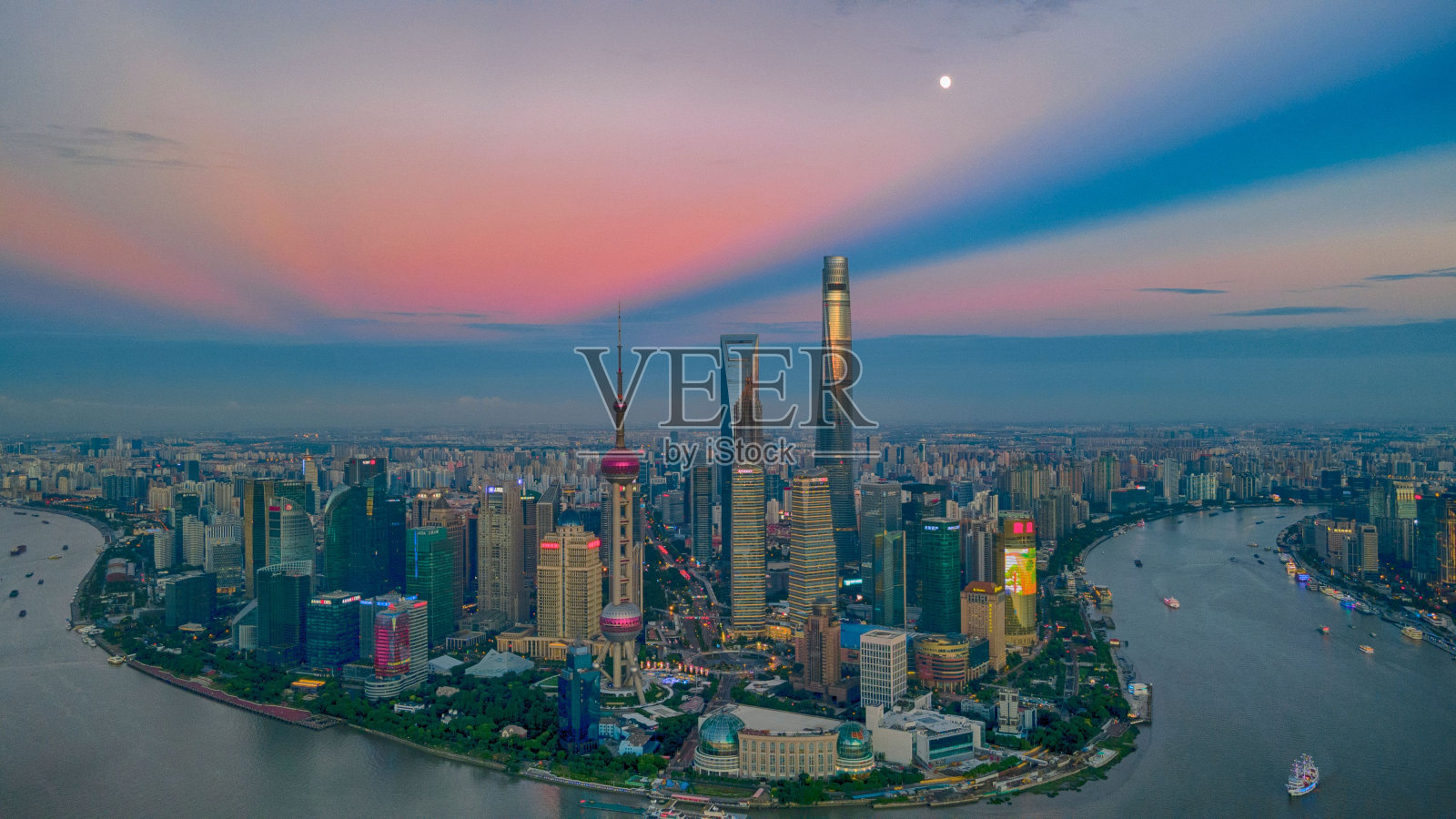 日落时上海被建筑和水包围的鸟瞰图照片摄影图片