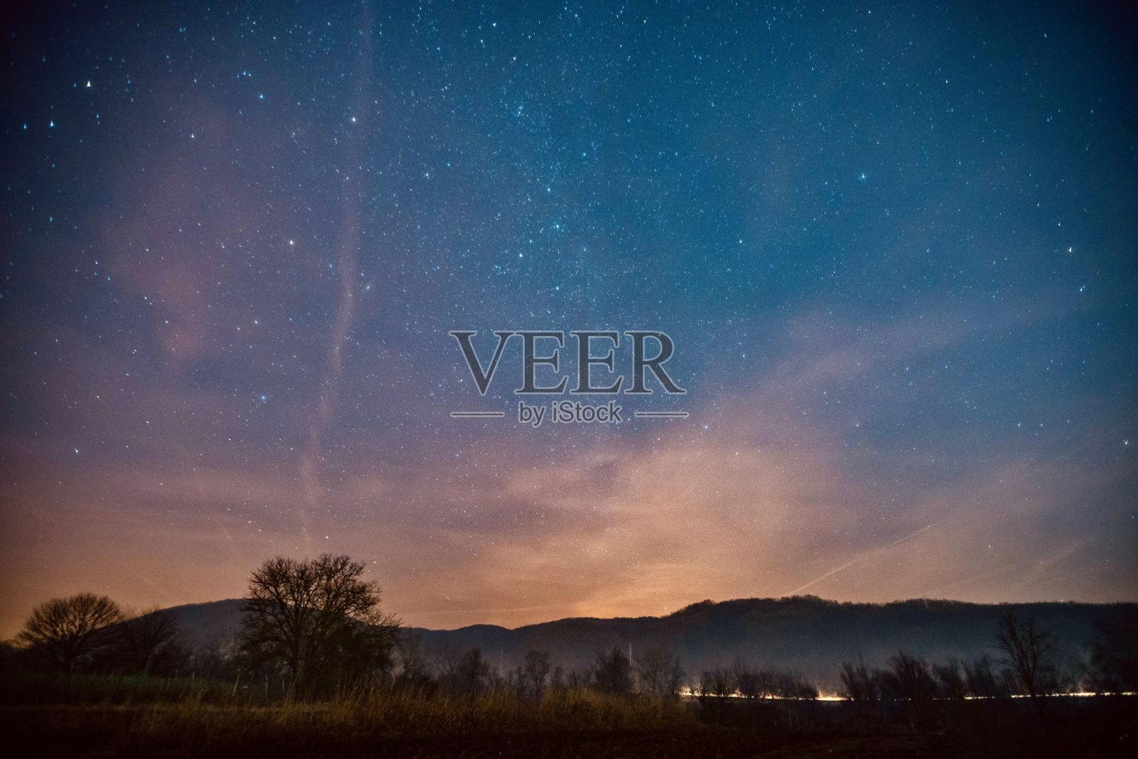 美丽的日落在山后的蓝色星空照片摄影图片