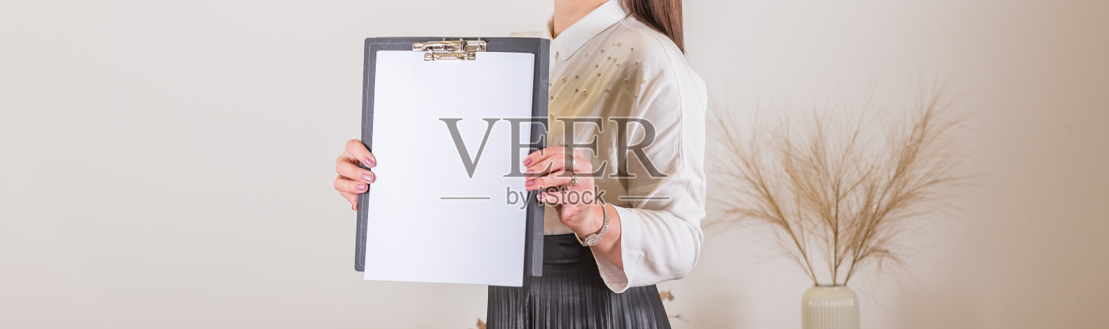 拿着带有空白纸张的写字板的女人照片摄影图片