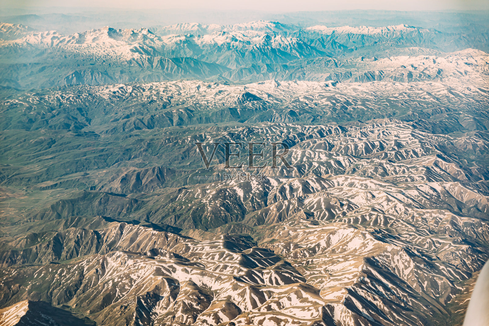 航拍：从飞机窗口看乌尔米亚地区的群山，伊朗西阿塞拜疆省照片摄影图片