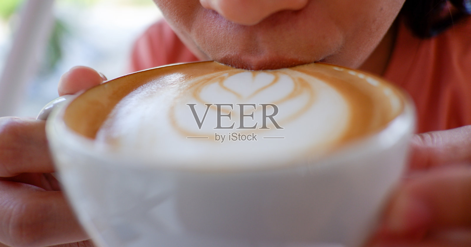 准备喝热咖啡拿铁泡沫艺术。照片摄影图片