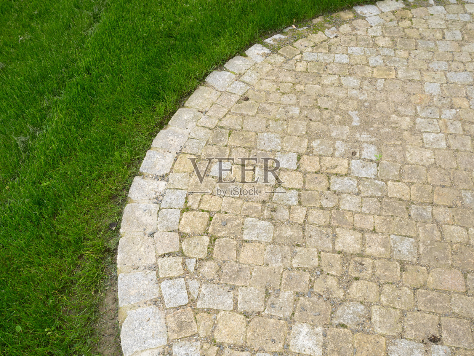 公园里的鹅卵石路。照片摄影图片