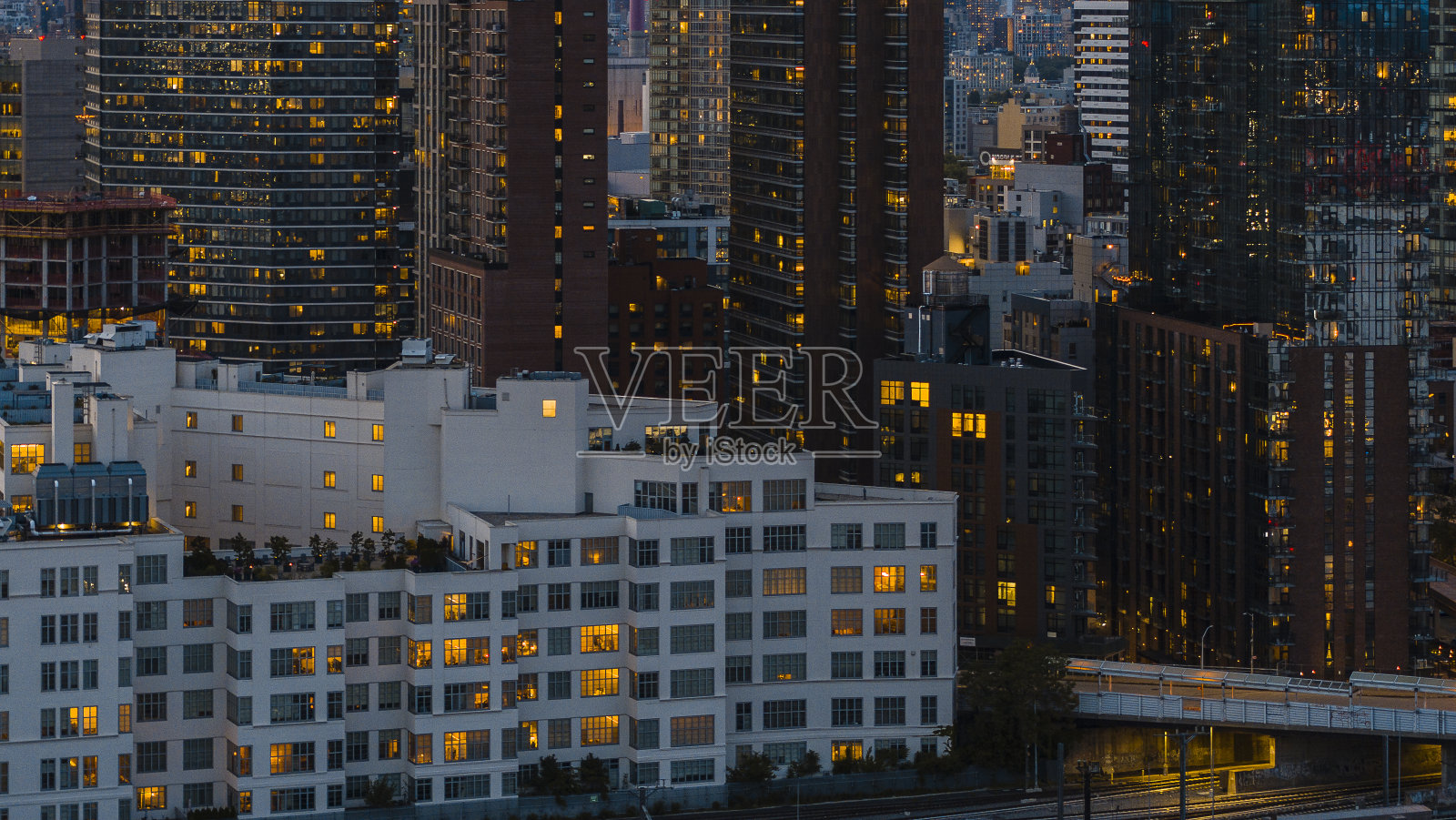长岛市的住宅区，夜间照明。照片摄影图片