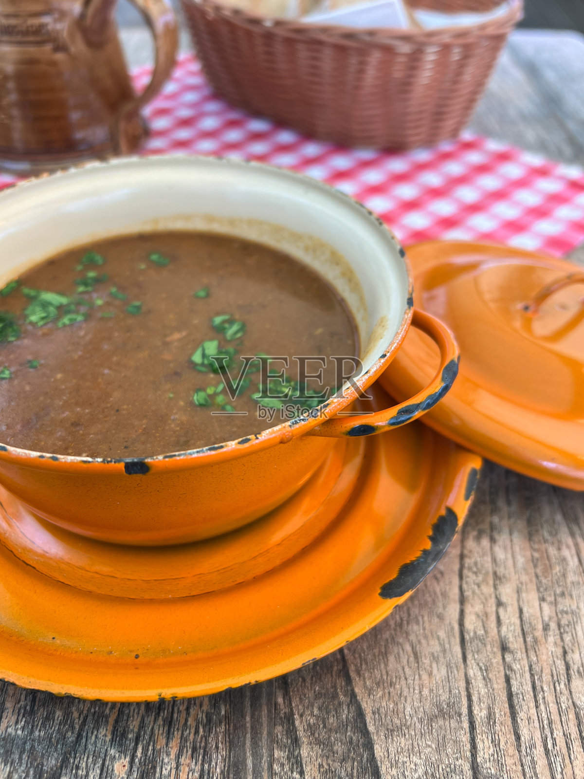 捷克共和国布拉格餐桌上的传统炖牛肉汤。照片摄影图片