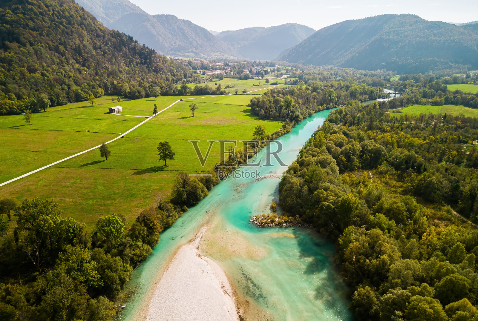 鸟瞰迷人的绿松石色的索卡河。照片摄影图片