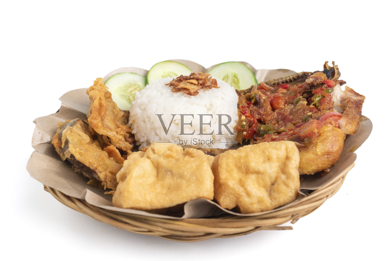 白色背景的炸碎鸡肉或印度羊奶卷照片摄影图片