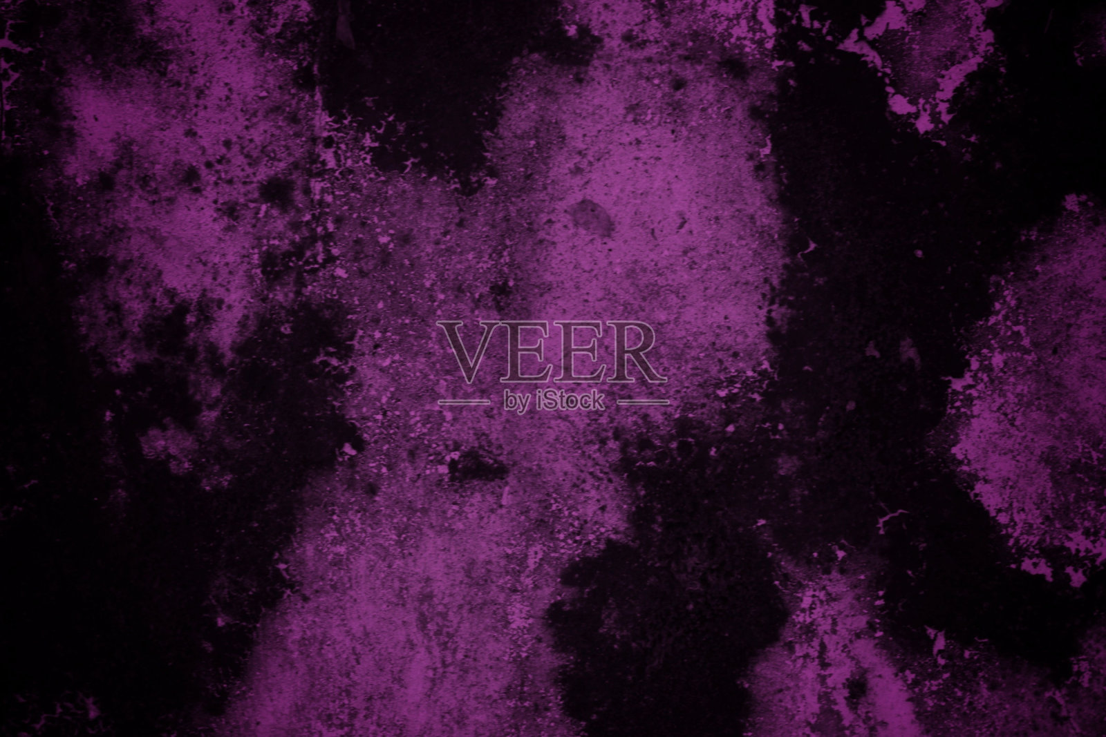 特写的紫色色彩溅在黑色的背景，伟大的墙纸和背景照片摄影图片