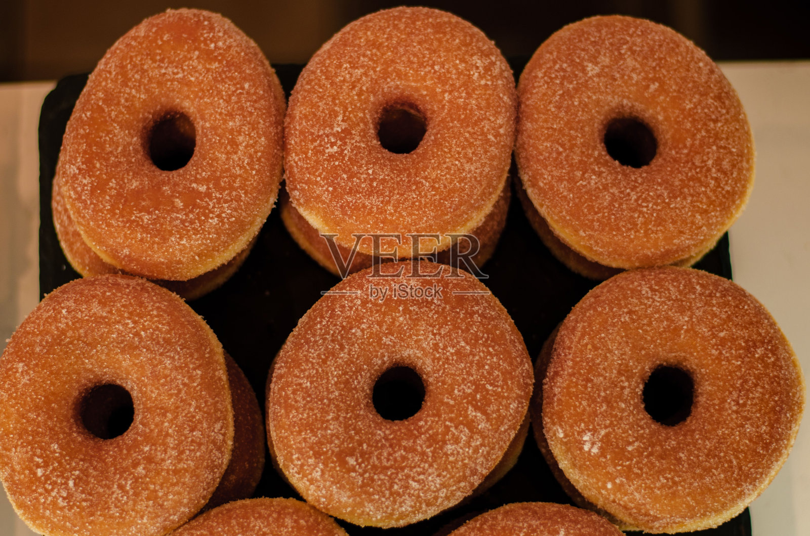 新鲜肉桂糖甜甜圈的特写镜头照片摄影图片