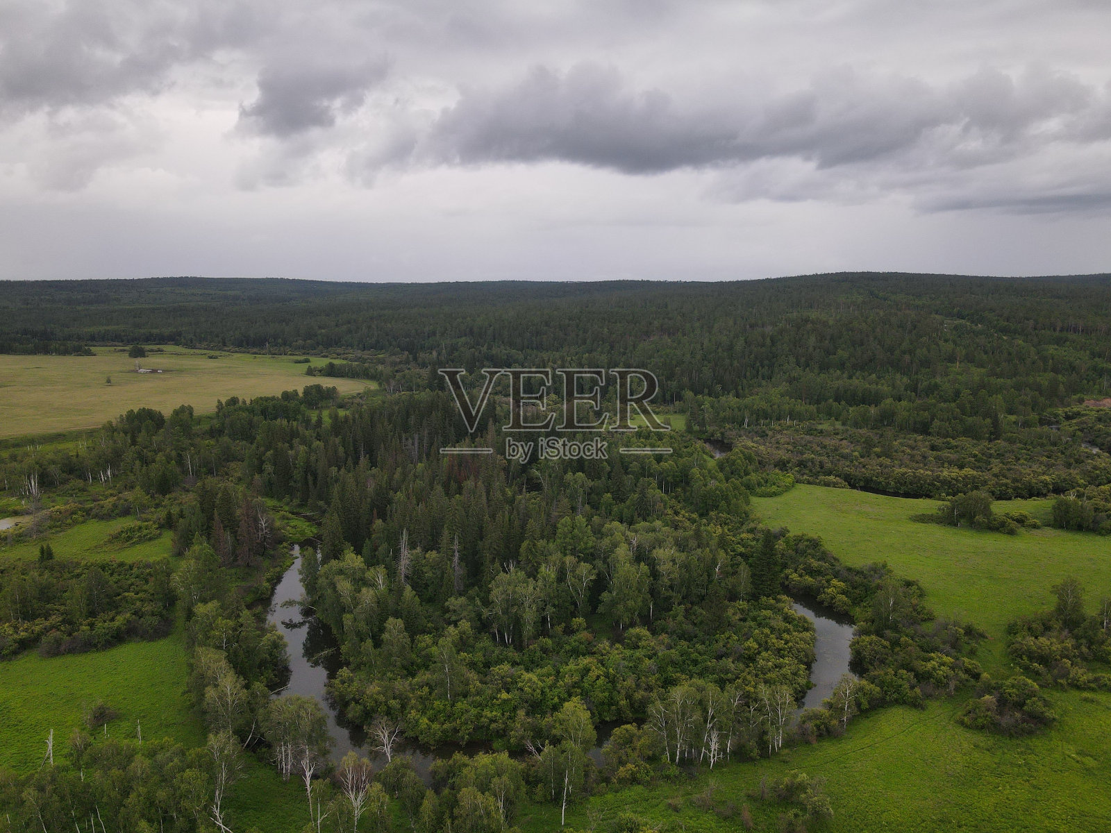 有树木和河流的绿色田野的鸟瞰图照片摄影图片