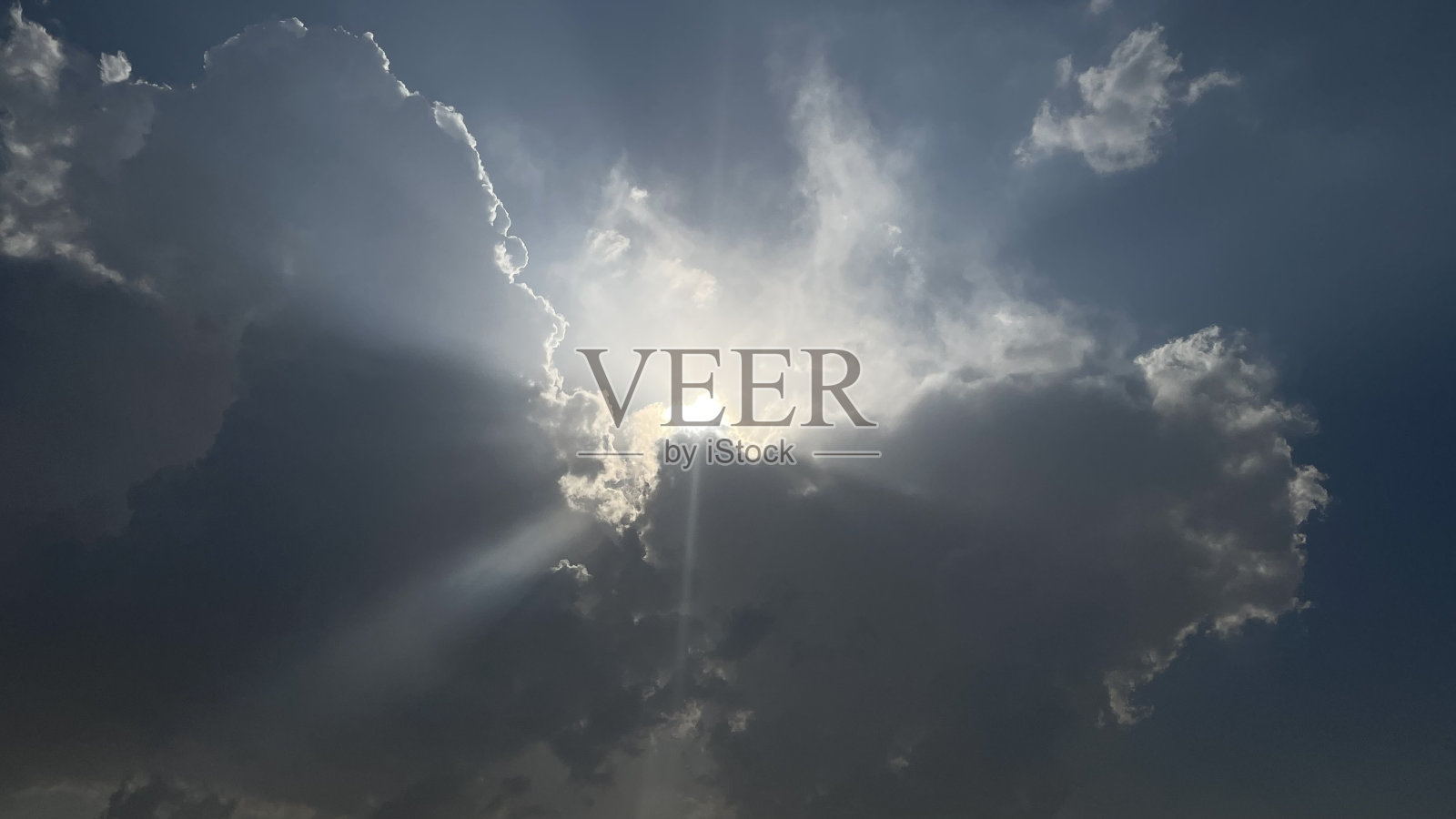 阳光下的云彩景观照片摄影图片