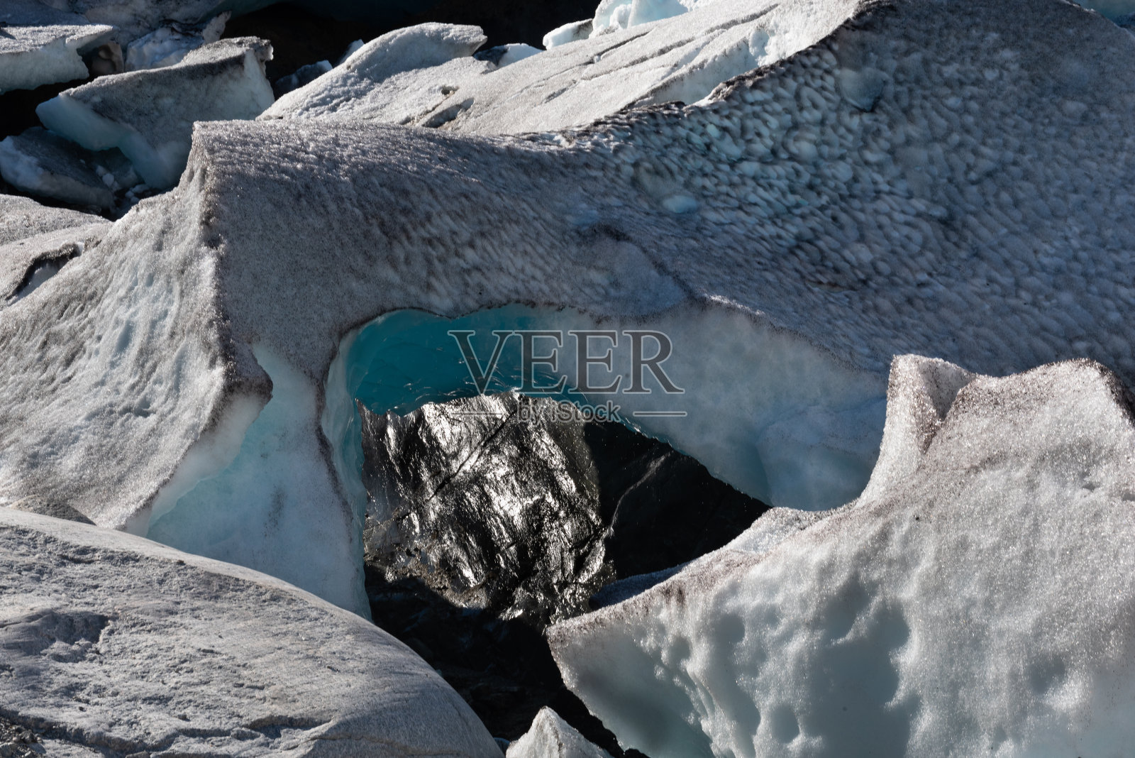 在Jostedalsbreen国家公园，令人印象深刻的Nigardsbreen冰川的冰冷的蓝色冰融化成一条野河照片摄影图片