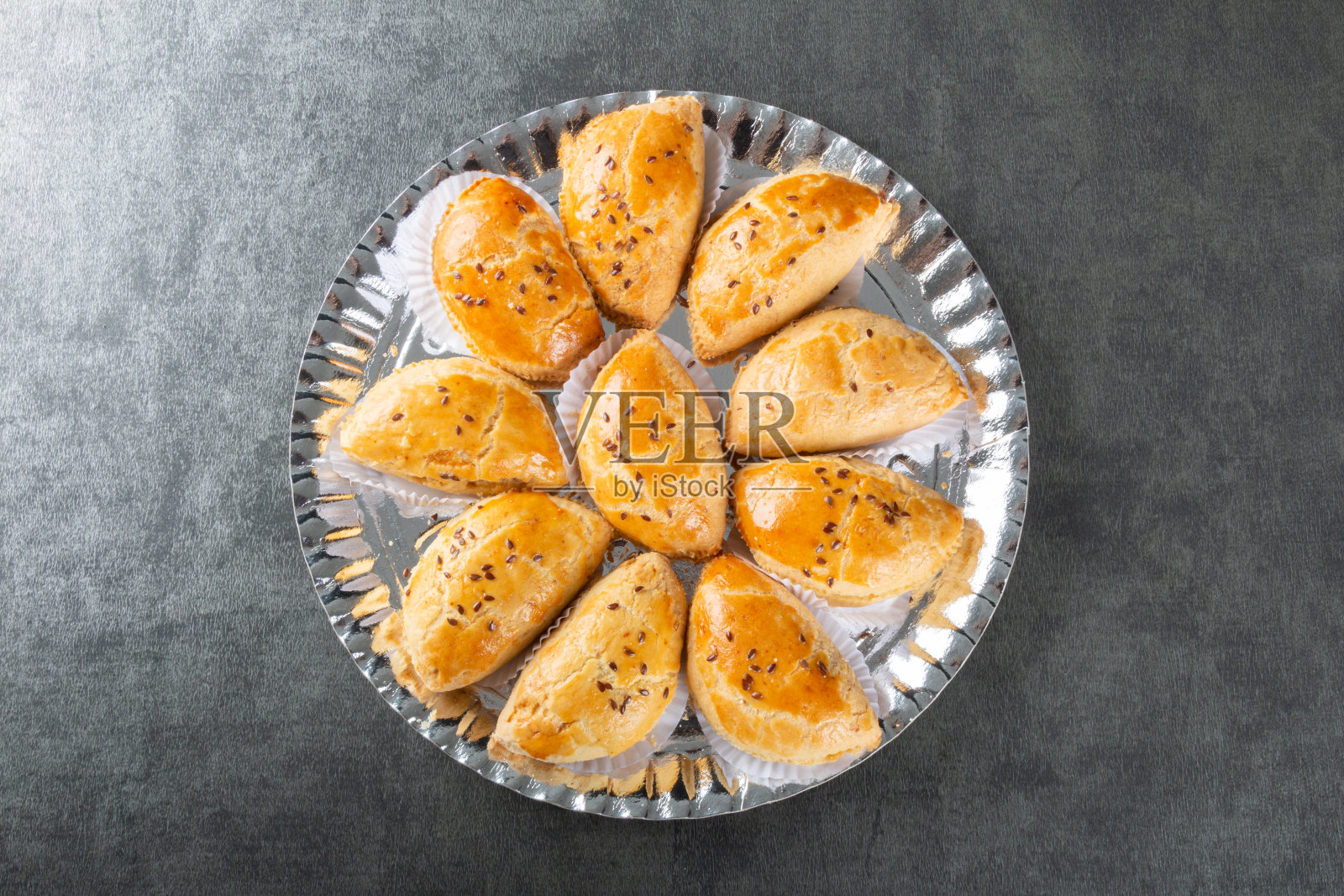 烤箱淡。派对的食物。灰色背景照片摄影图片