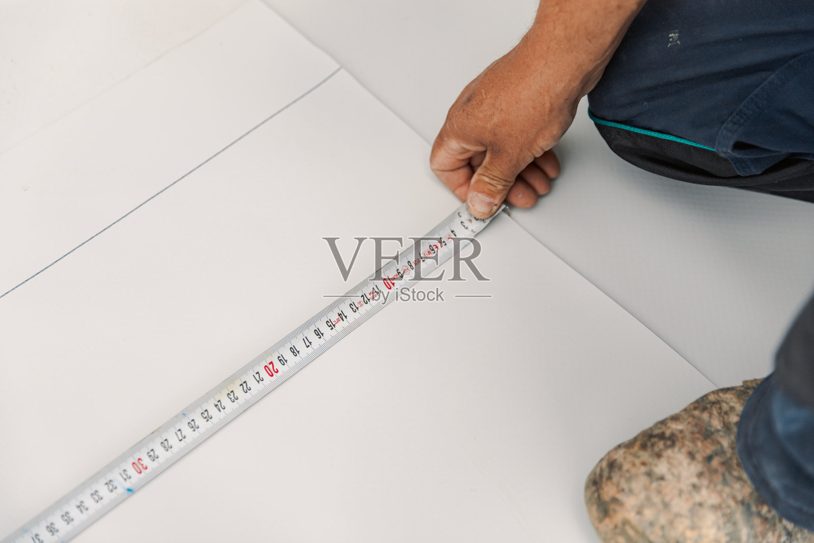 工人措施与轮盘pvc膜切割照片摄影图片