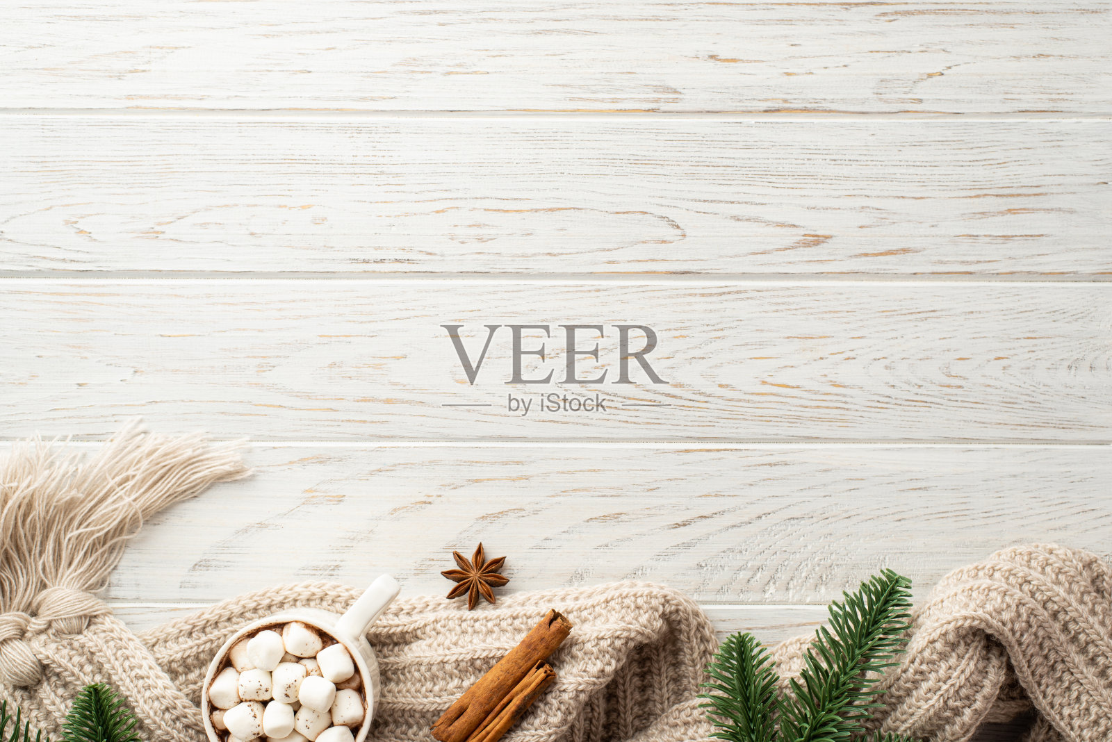 圣诞节的概念。俯瞰照片松枝可可杯棉花糖针织格子八角和肉桂棒白色木桌背景与空白照片摄影图片