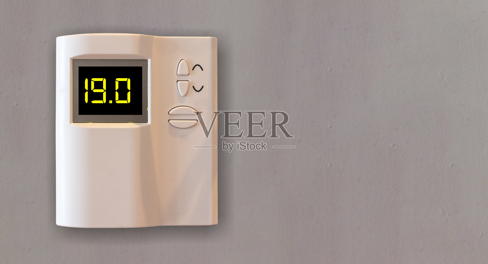 节能的温度。家用恒温器调到19摄氏度。照片摄影图片