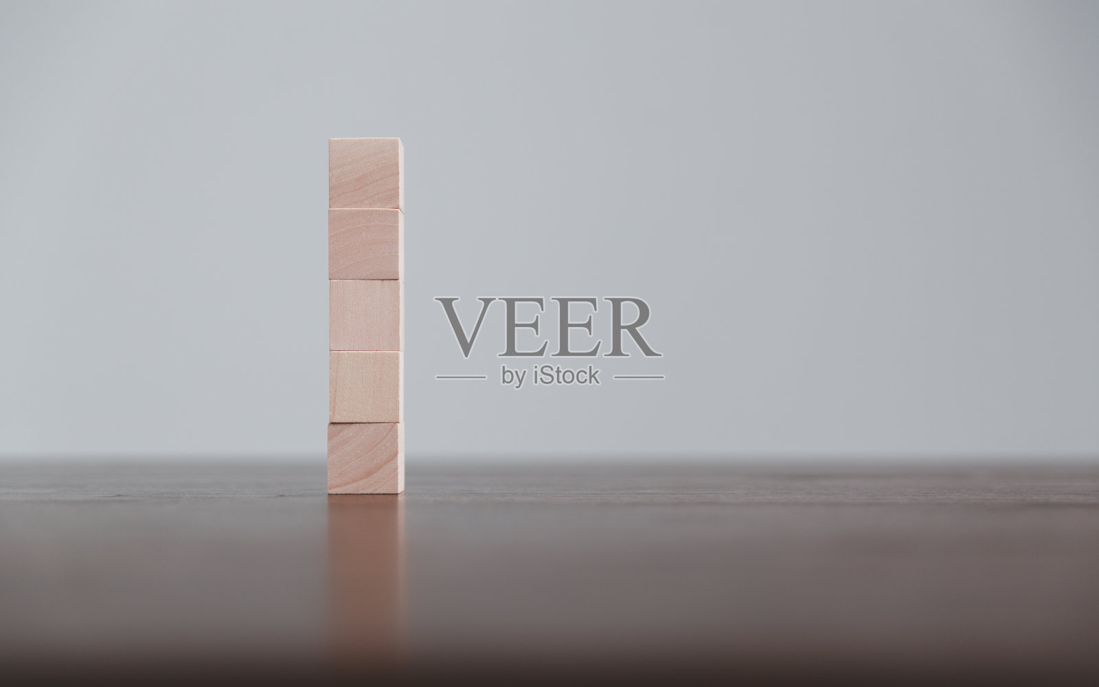 空白的木块或木块对象作为背景，用于复制空间。圆形或方形盒子玩具为插入概念图标象征商业教育策略成功。几何的创造力。照片摄影图片