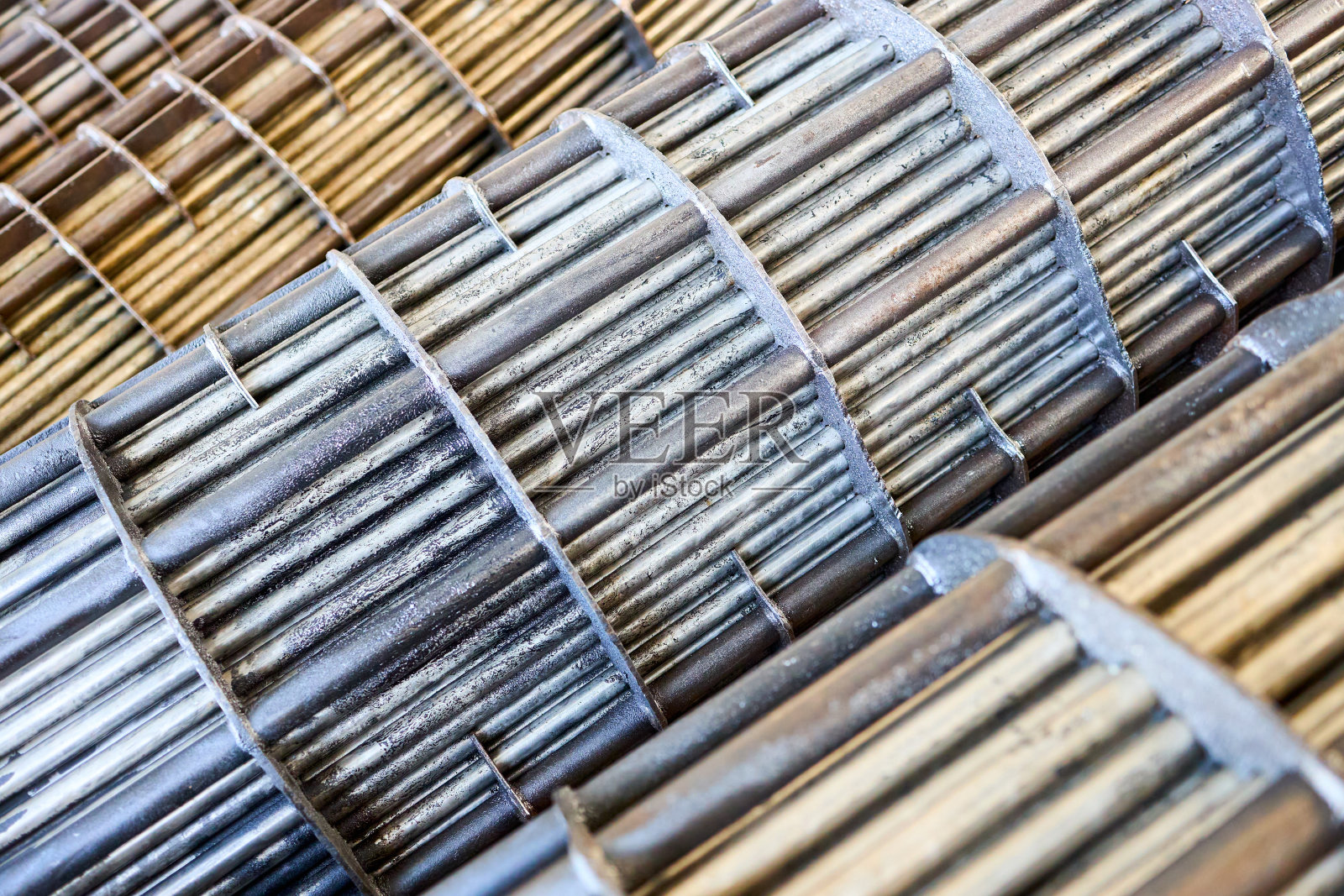 热交换器管束详细介绍工业热交换器冷凝器外壳和管状结构，采用耐腐蚀钢制成。摘要碳钢换热器管束的工业背景。照片摄影图片