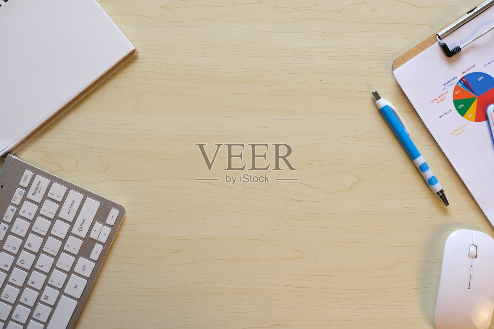 空白笔记本在医生办公室的桌子上。商业和经济的概念。体检，门诊，分析师业务图表。照片摄影图片