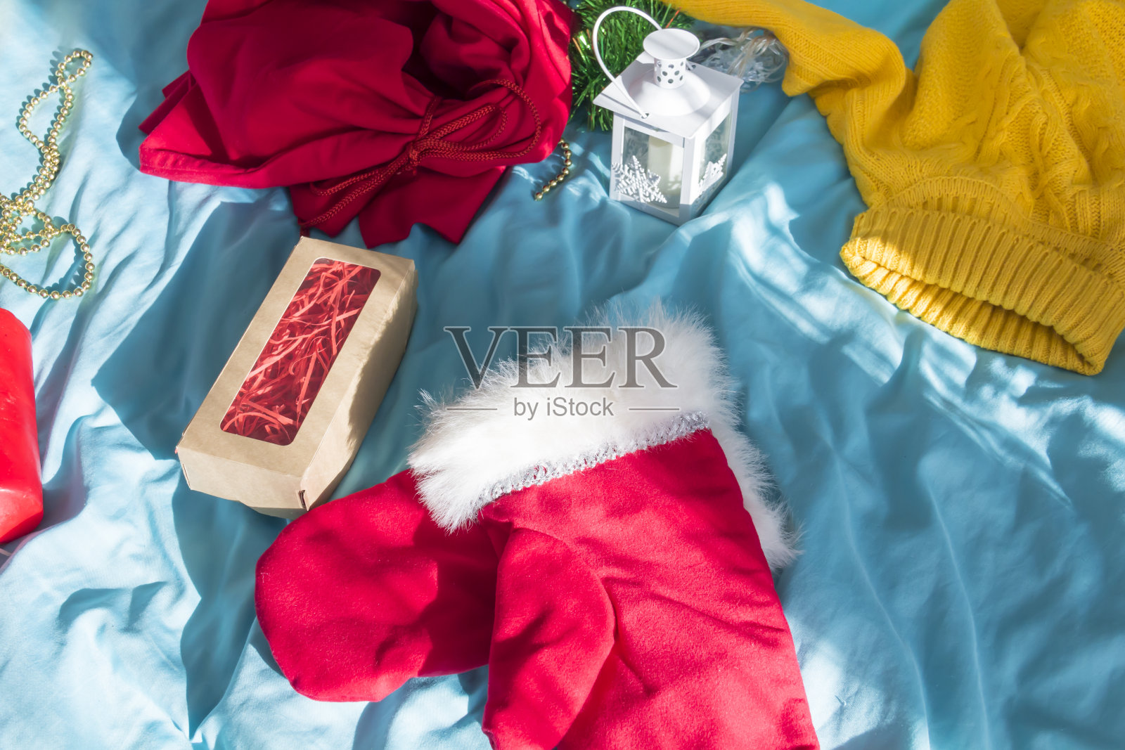 有圣诞树的装饰品和礼物的圣诞大杂烩。照片摄影图片