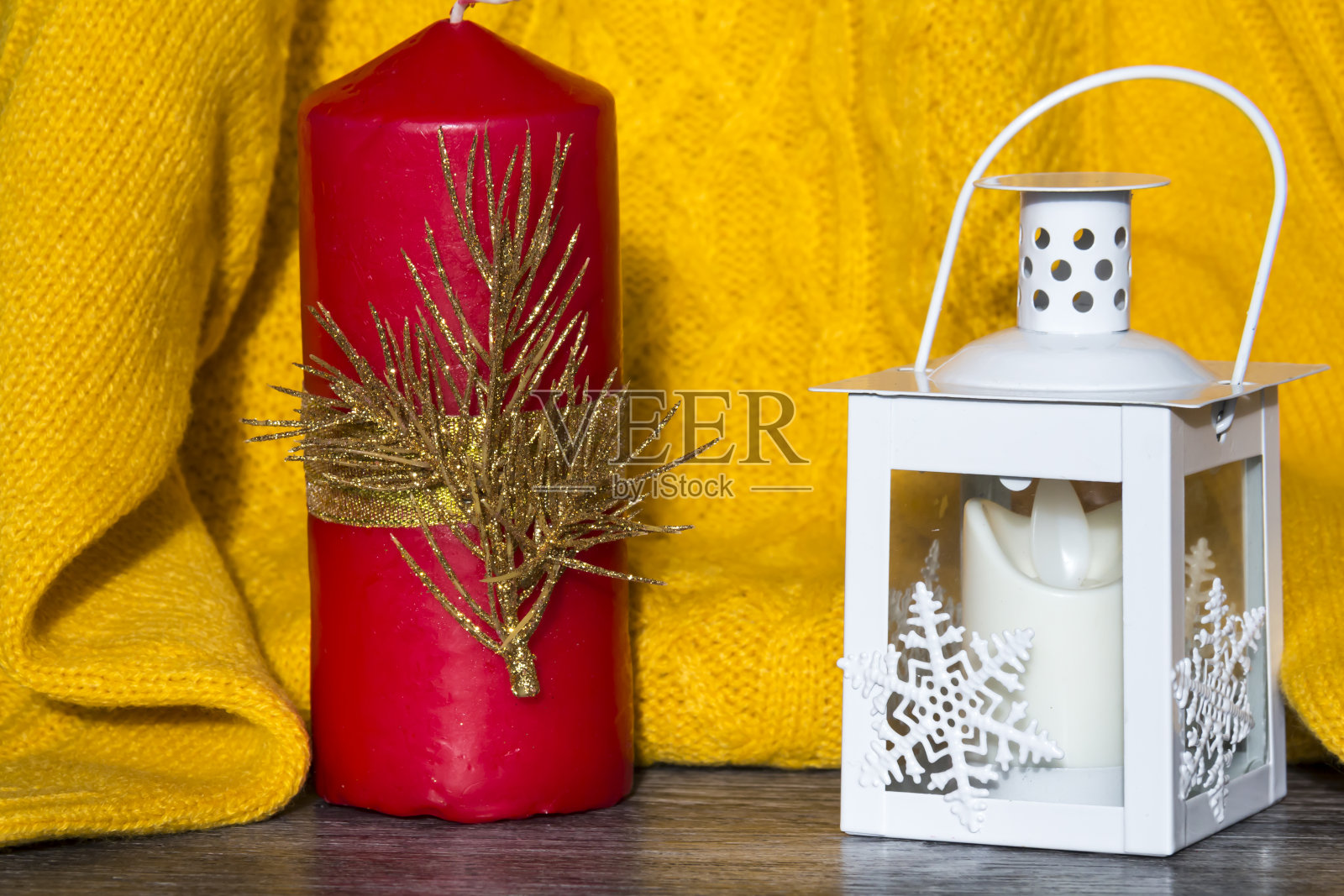 新年的装饰和装饰用黄色的毛衣和红色的蜡烛。照片摄影图片