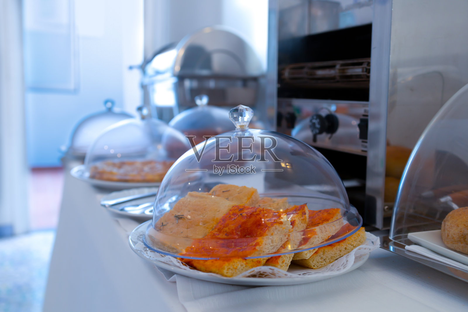 酒店客人的早餐是新鲜出炉的面包和披萨照片摄影图片