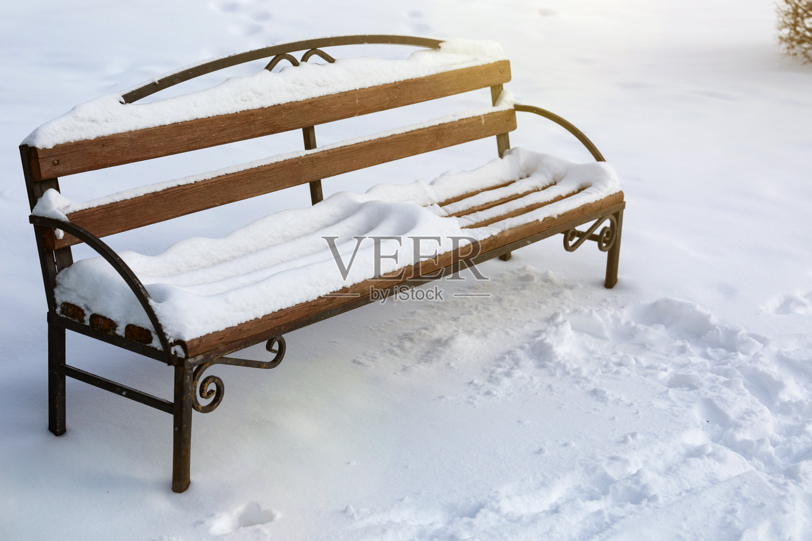 公园里的经典木凳被雪覆盖照片摄影图片