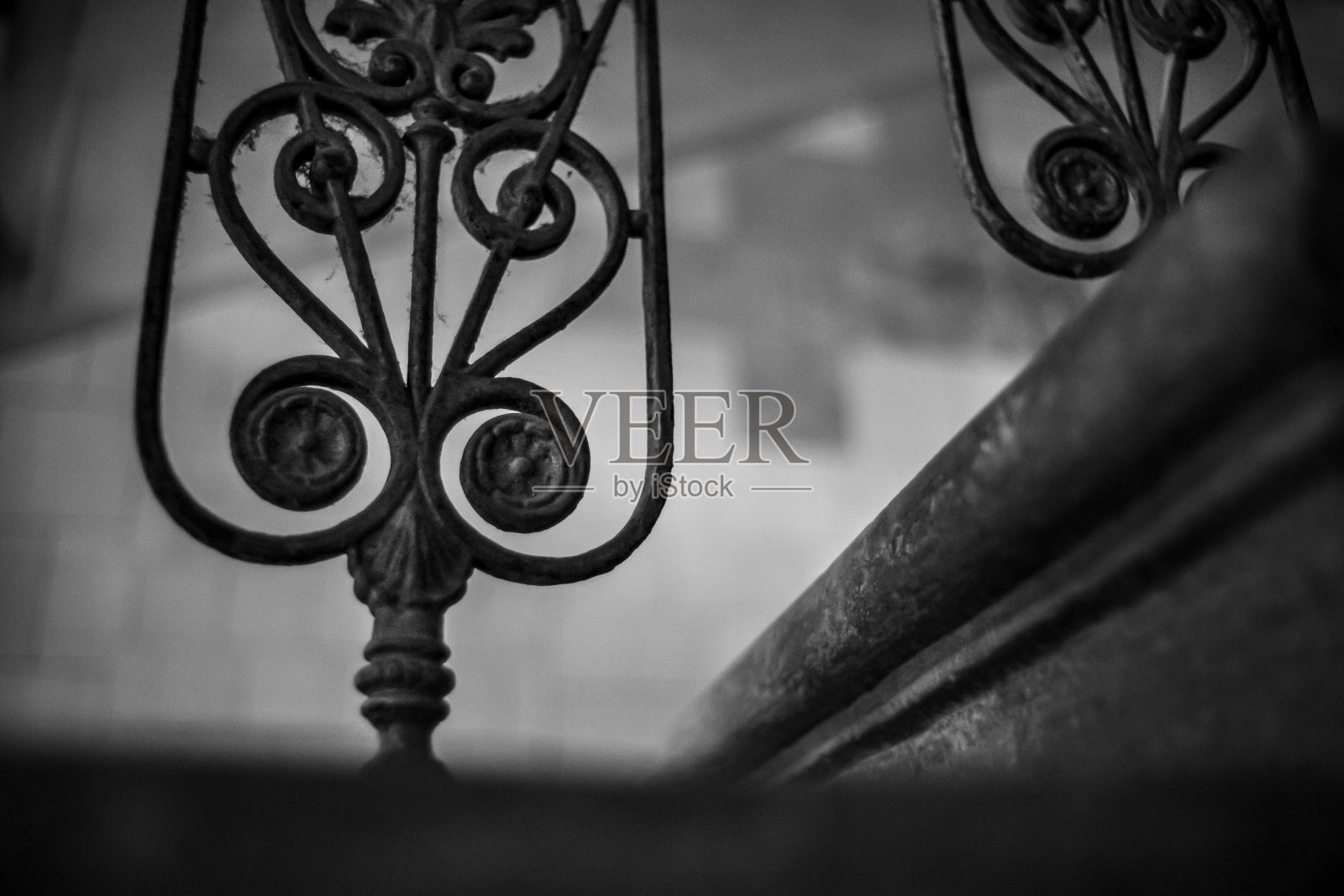 锻铁楼梯扶手的灰度图照片摄影图片