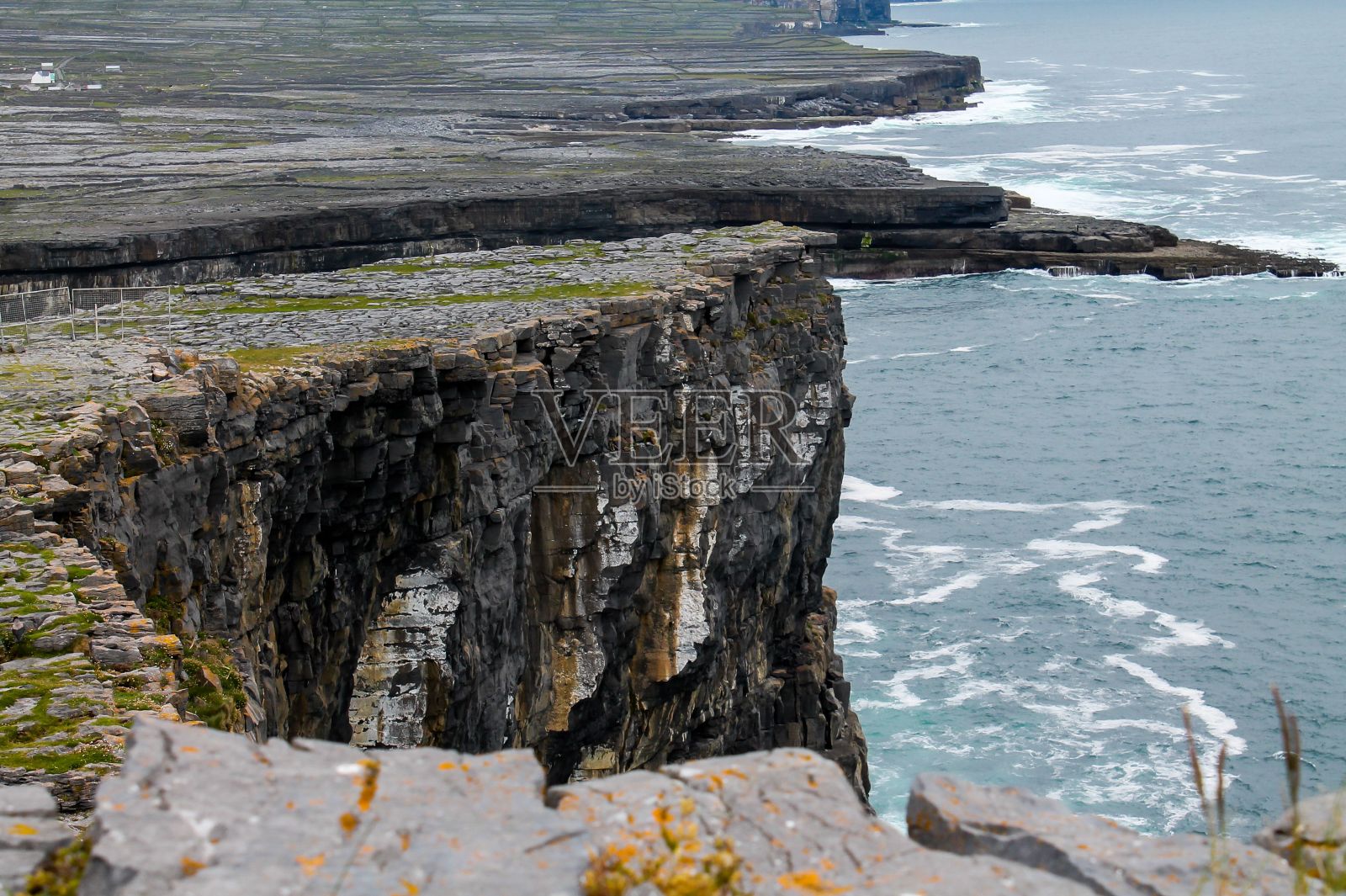 悬崖峭壁的海滨，海浪汹涌照片摄影图片