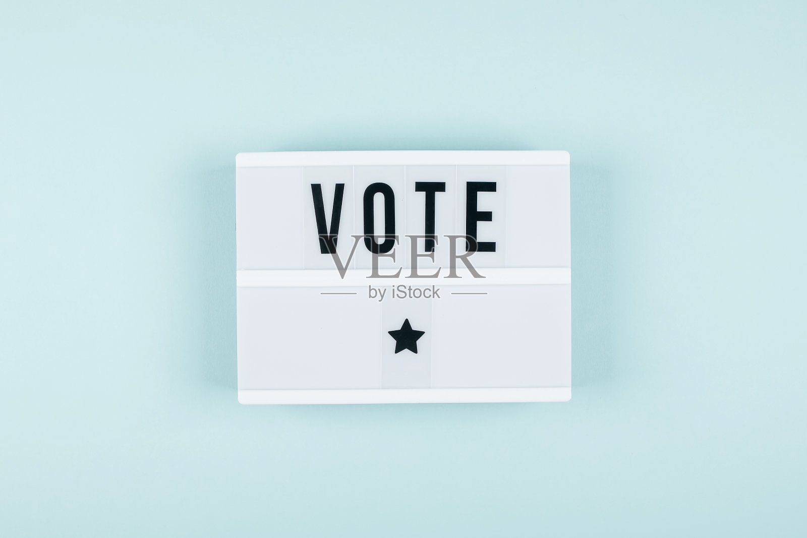 文字投票写在灯箱的背景。选举的概念照片摄影图片