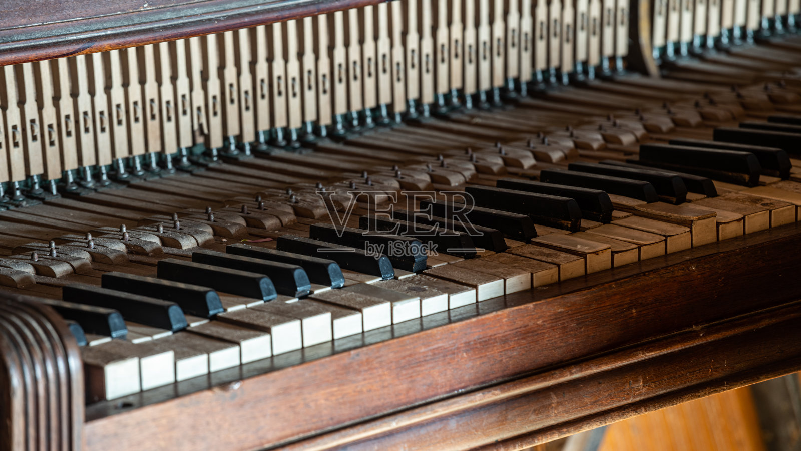 一架旧钢琴褪色琴键的特写照片摄影图片