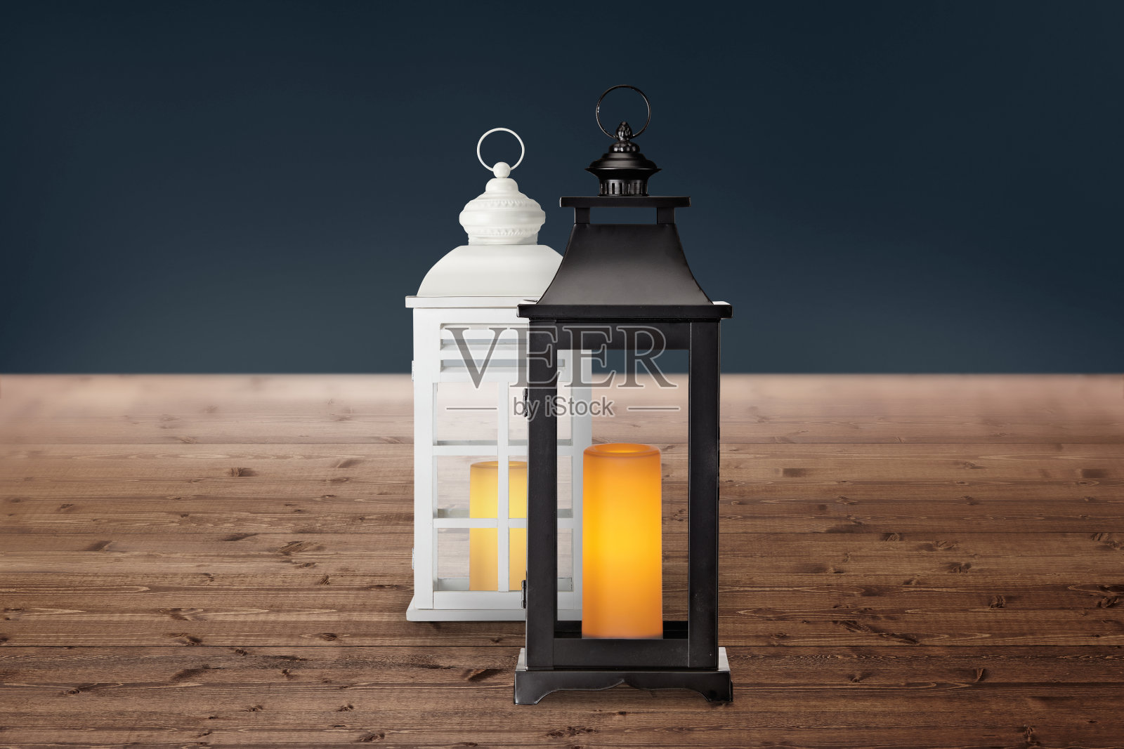 木制和深色背景上的黑白灯笼照片摄影图片