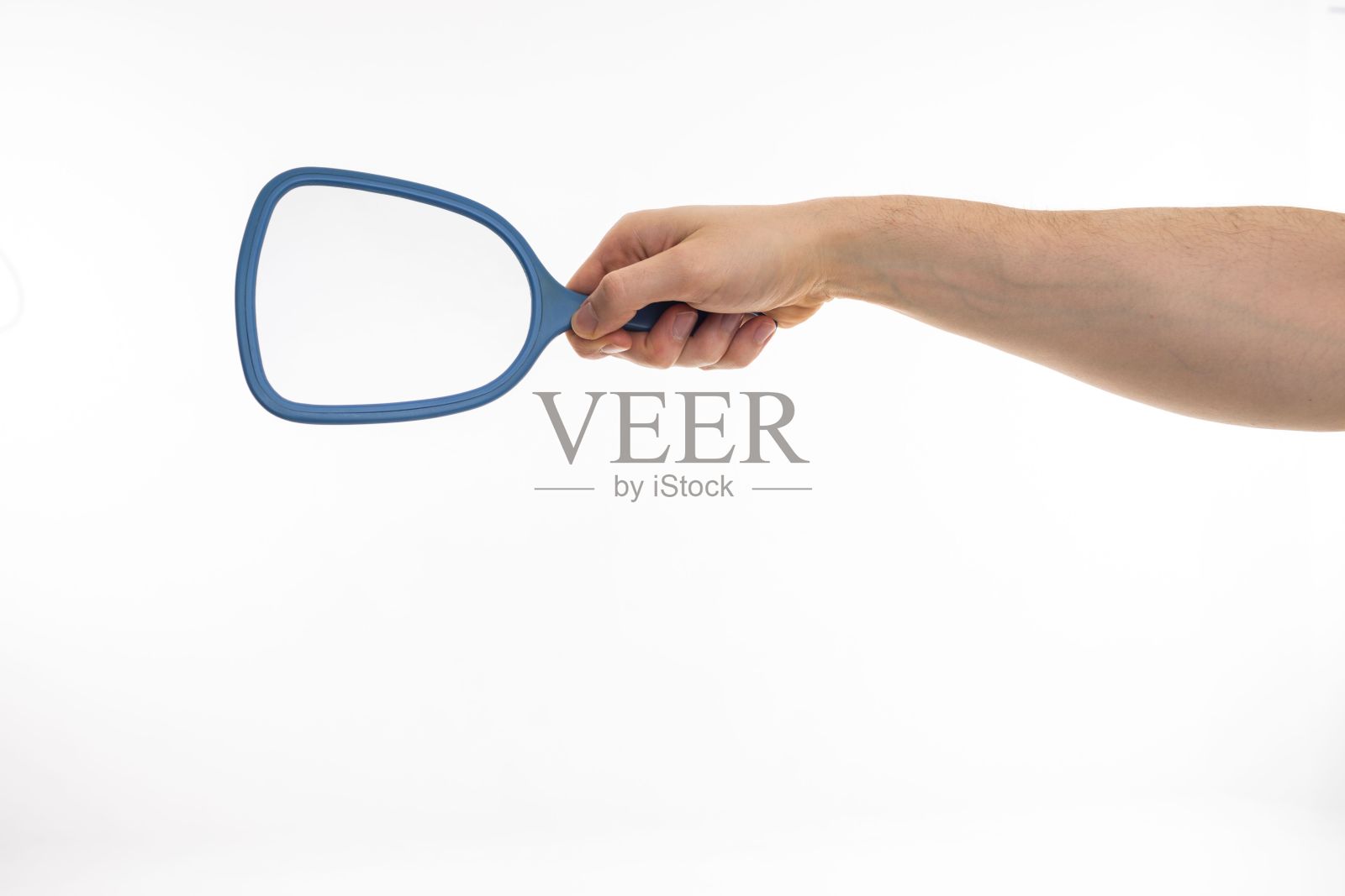 手拿着一面隔离在白色背景上的镜子照片摄影图片