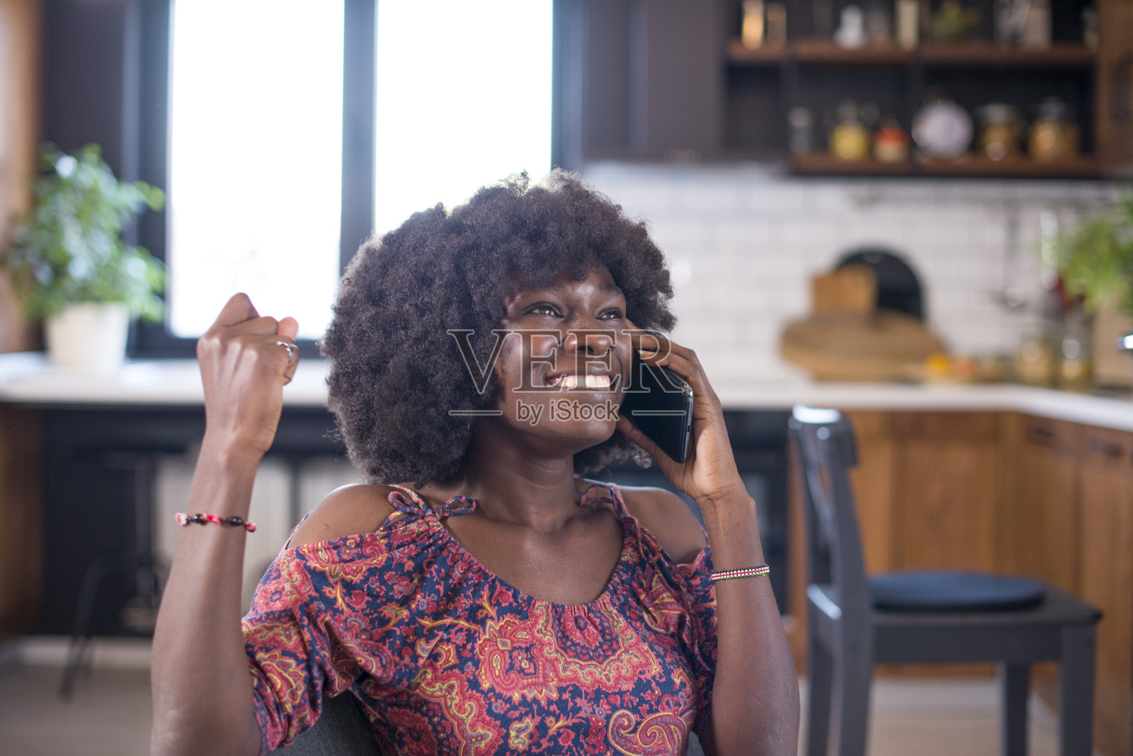肖像的年轻女子使用智能手机的股票照片照片摄影图片
